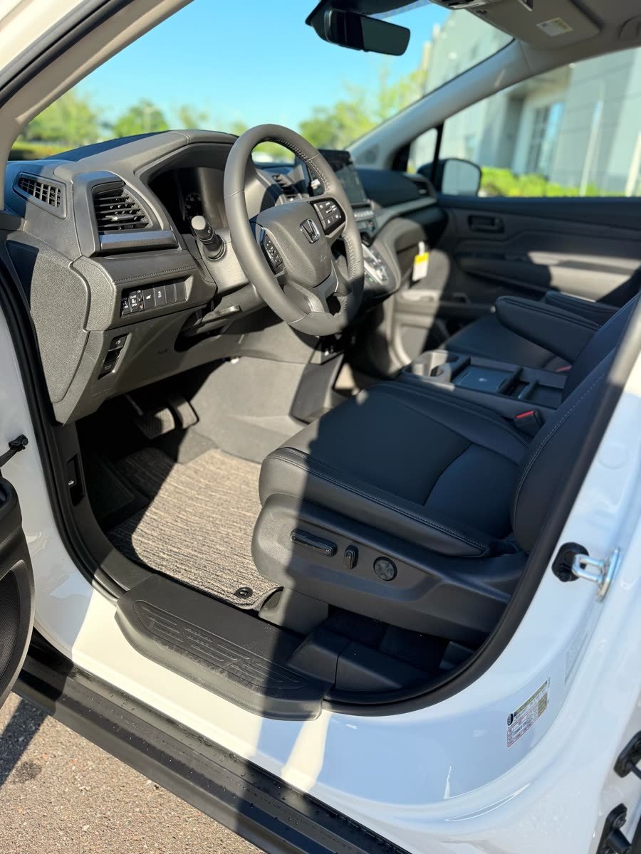 Honda Odyssey White — photo 7 of 8