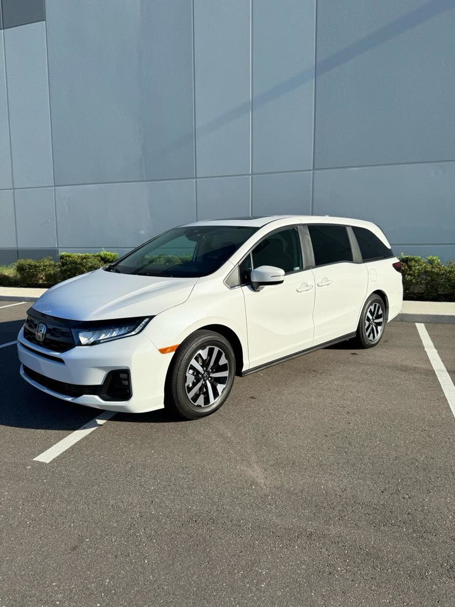 Honda Odyssey White — photo 1 of 8