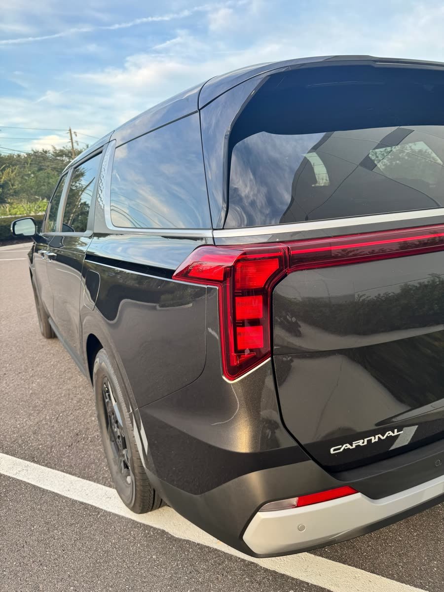 Kia Carnival New Look — photo 8 of 10