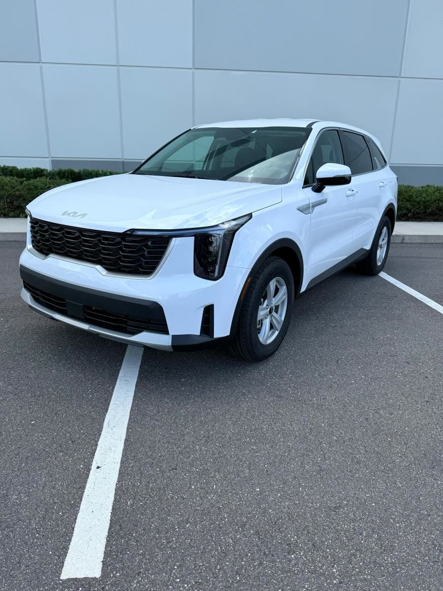 Kia Sorento LX White — photo 1 of 12