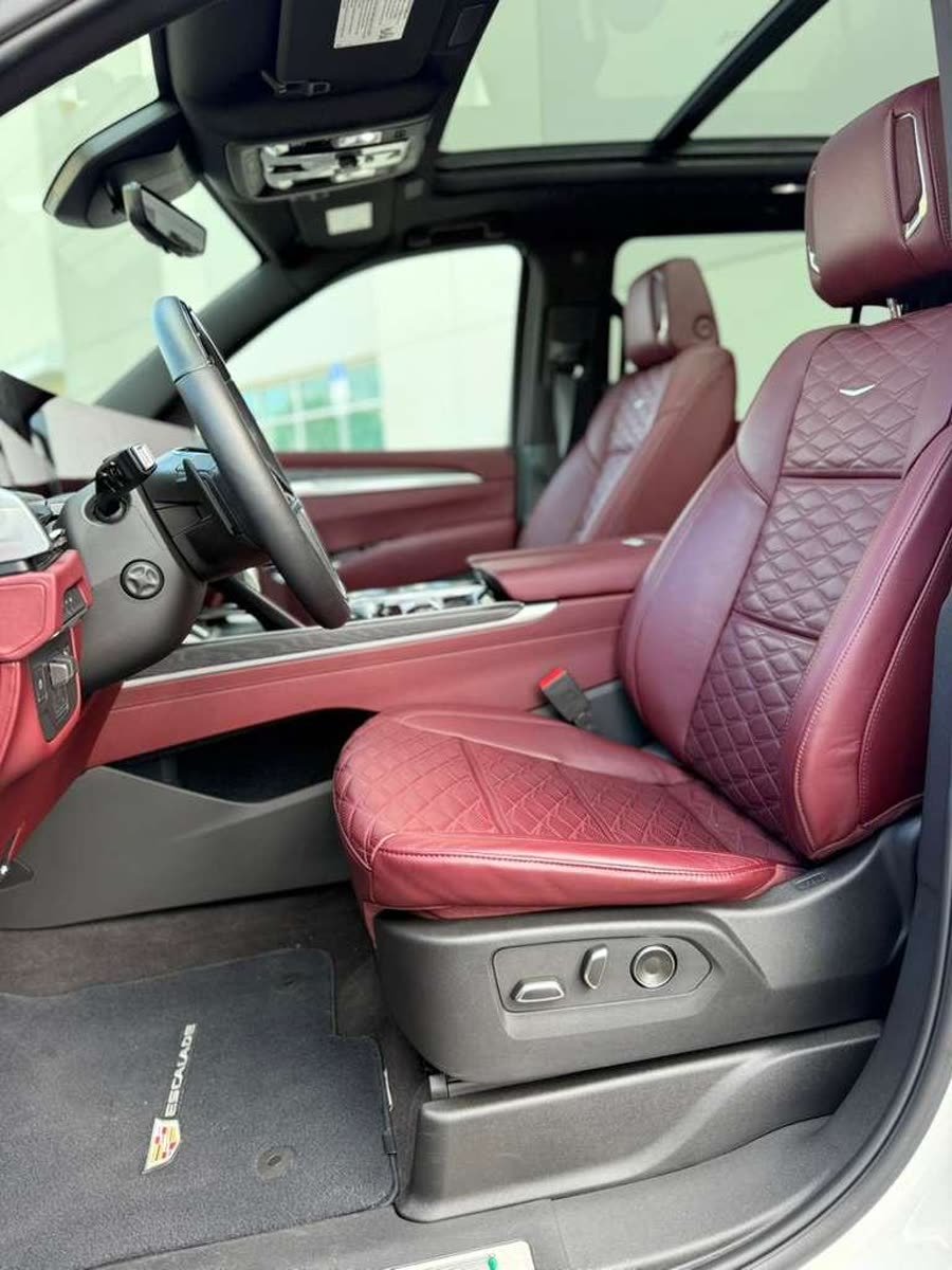 Cadillac Escalade ESV 2025 · red interior — photo 5 of 11