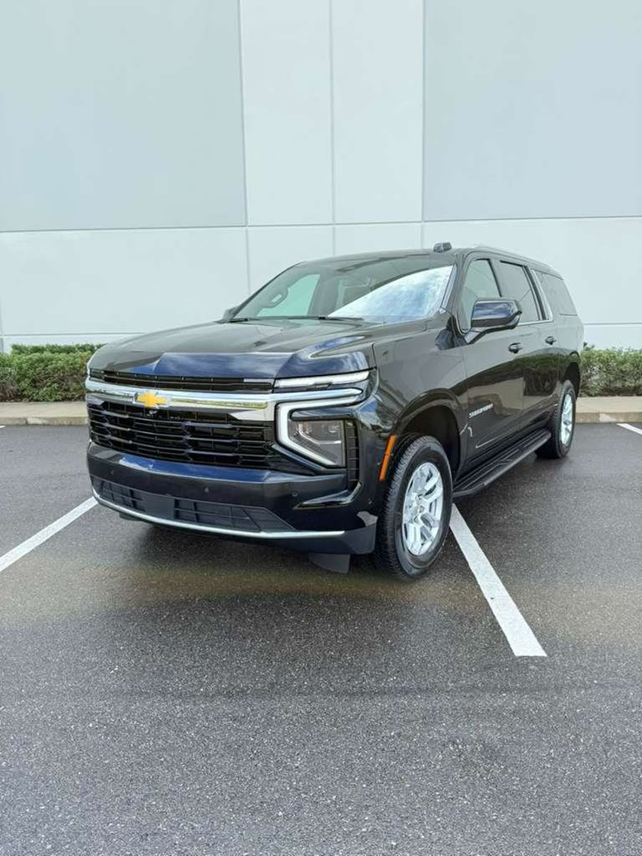 Chevrolet Suburban LS 2026 — photo 1 of 8
