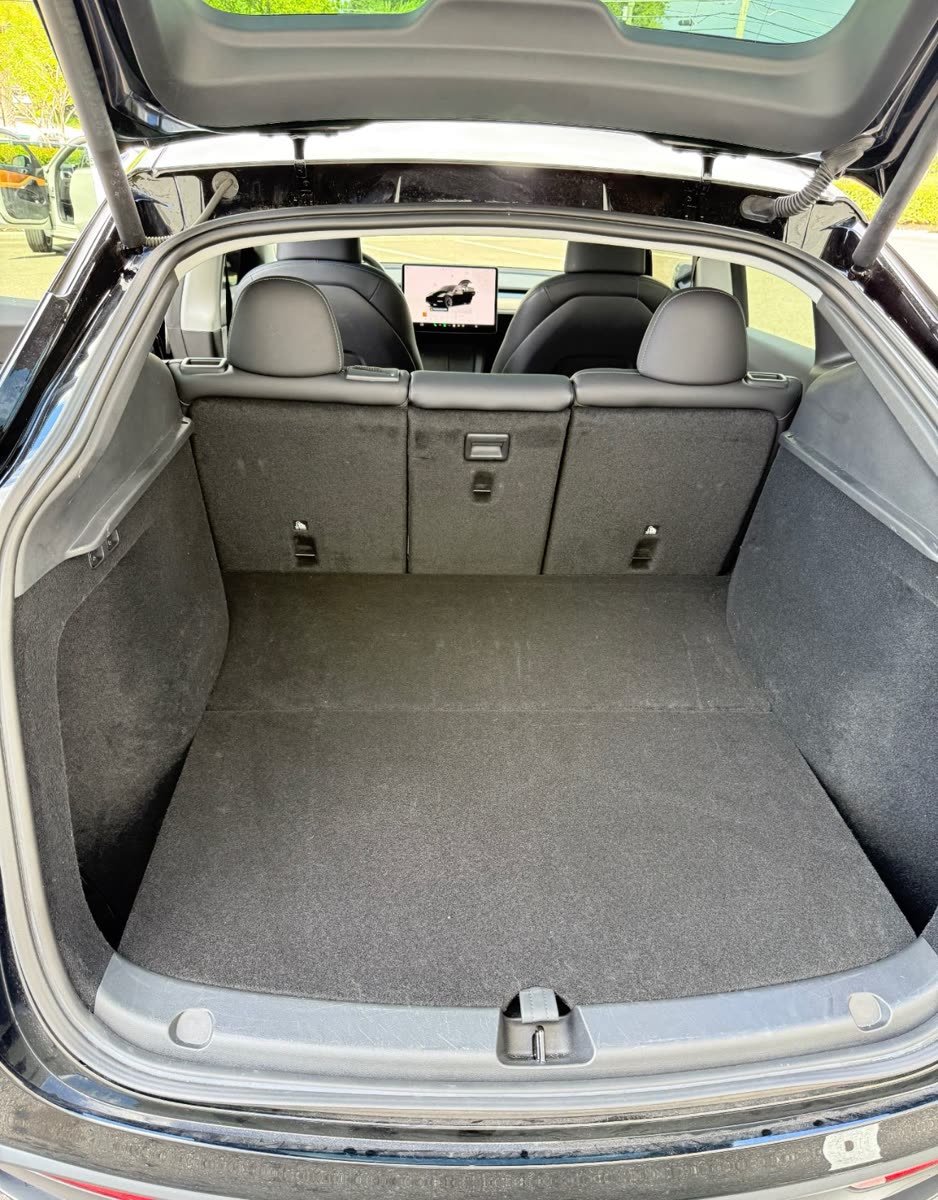 Tesla Model Y Long Range — photo 2 of 10