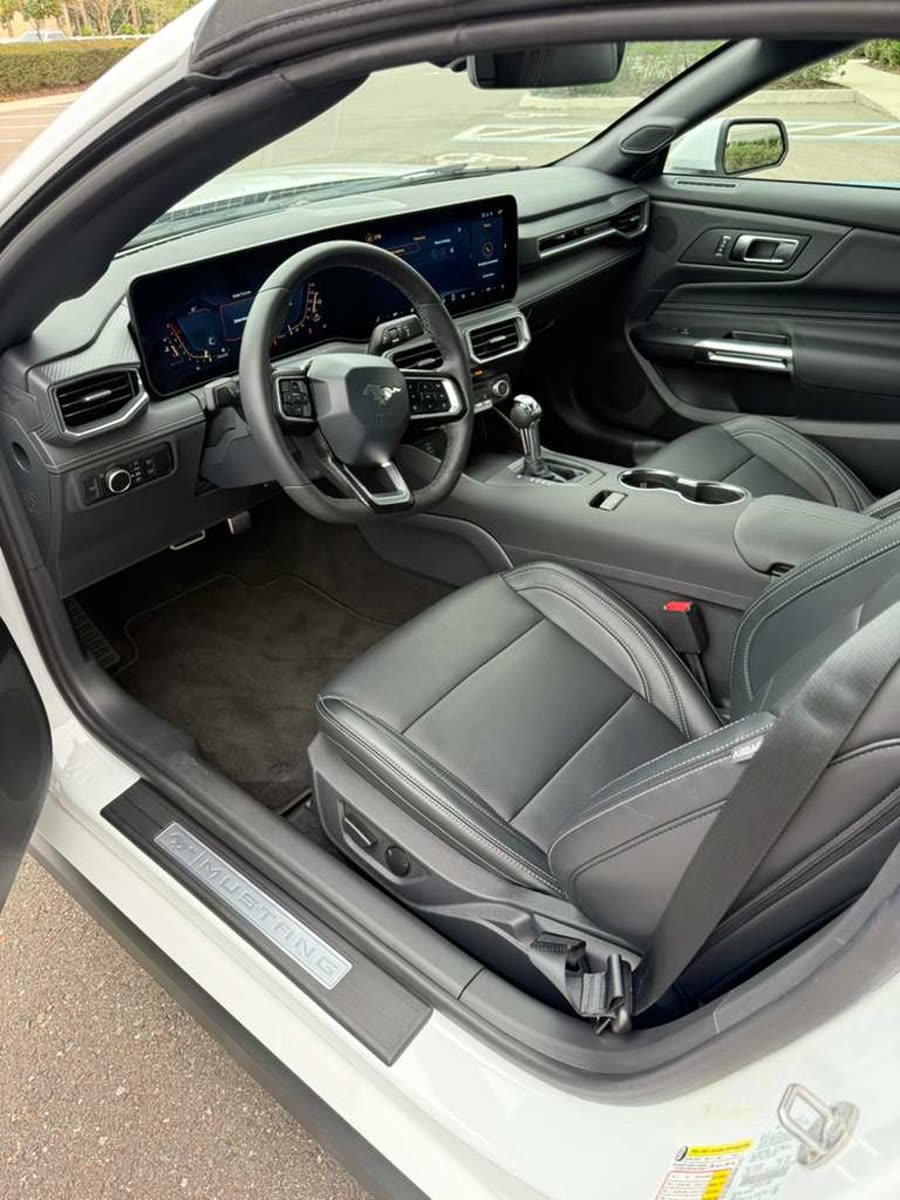 Ford Mustang Convertible Premium — photo 5 of 12