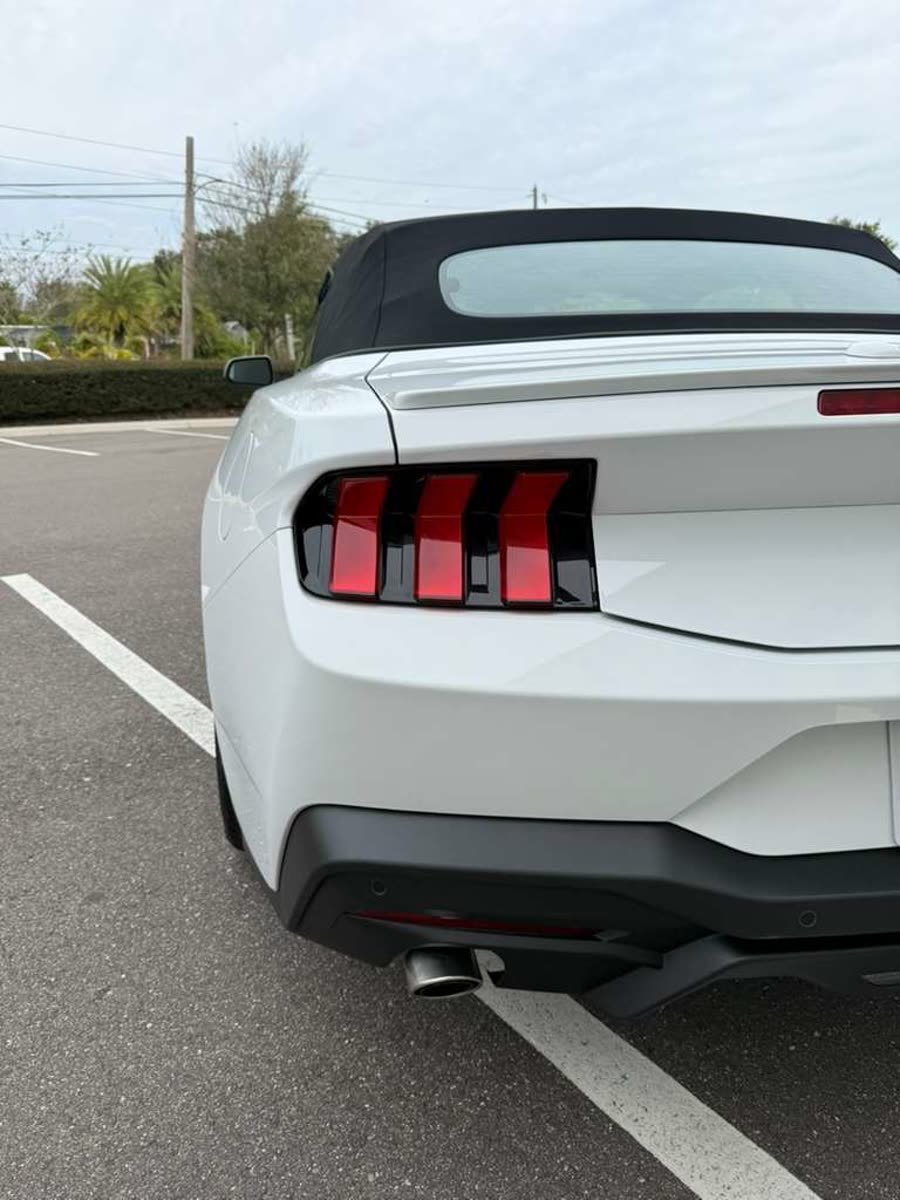 Ford Mustang Convertible Premium — photo 4 of 12
