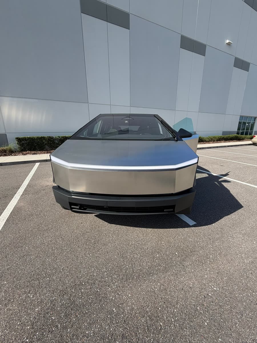 Tesla Cybertruck — photo 8 of 9