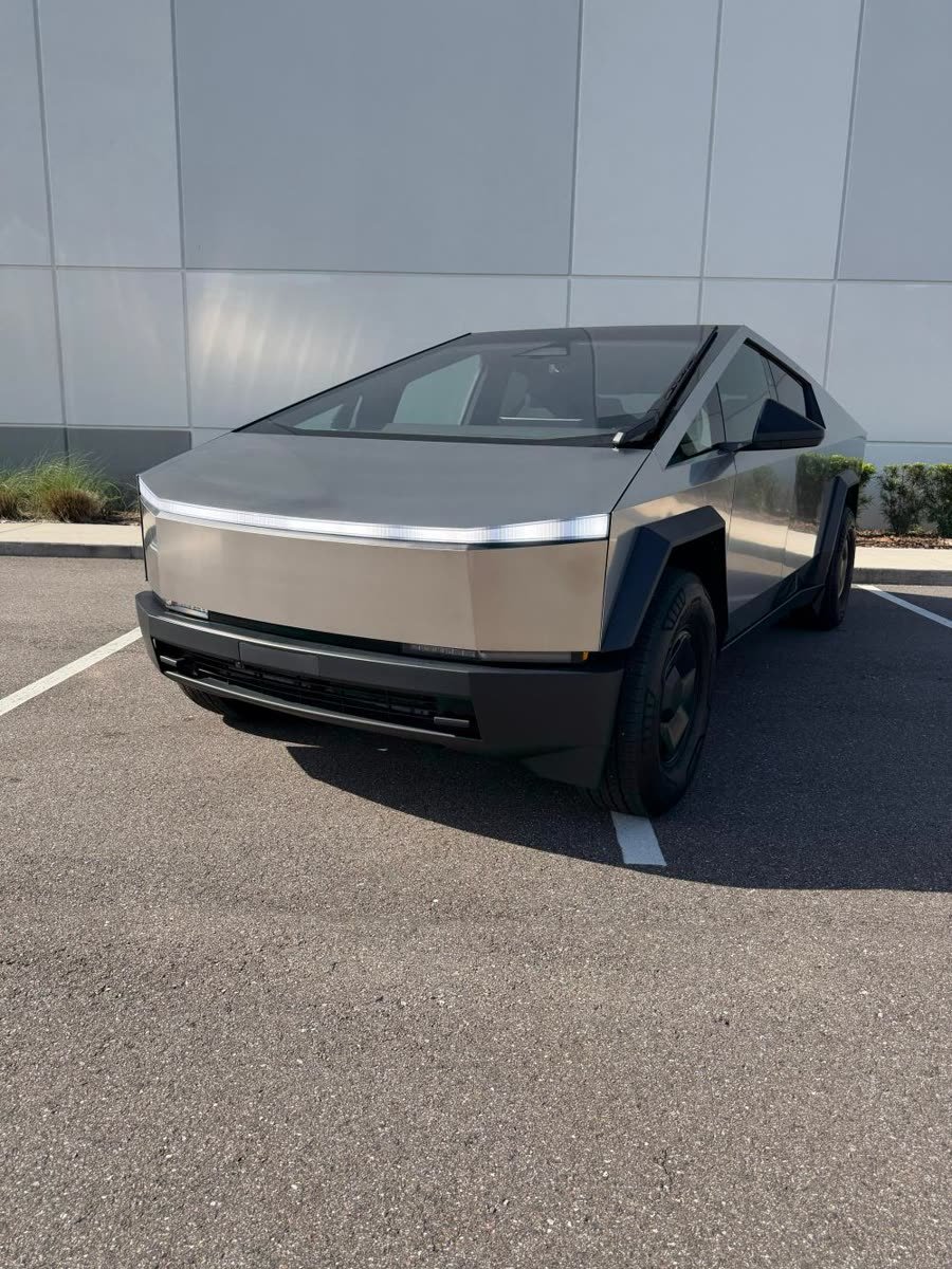 Tesla Cybertruck — photo 1 of 9