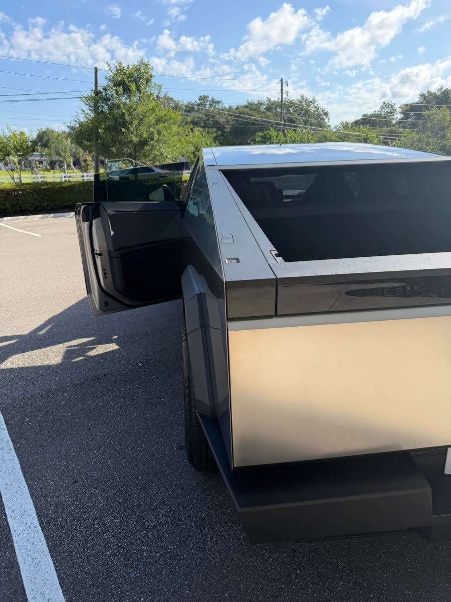 Tesla Cybertruck — photo 4 of 9