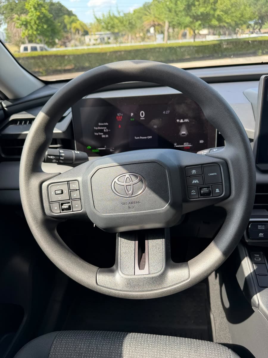 Toyota RAV4 LE Hybrid — photo 6 of 9