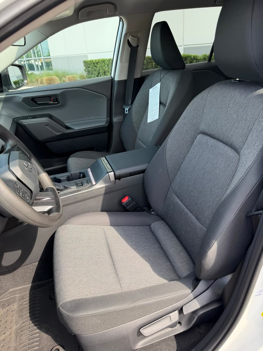 Toyota RAV4 LE Hybrid — photo 7 of 9