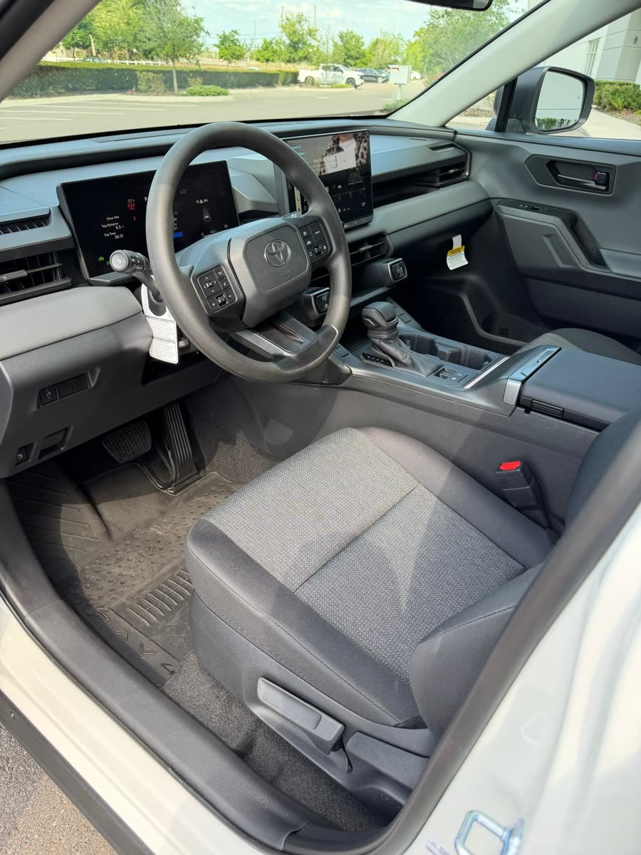 Toyota RAV4 LE Hybrid — photo 8 of 9