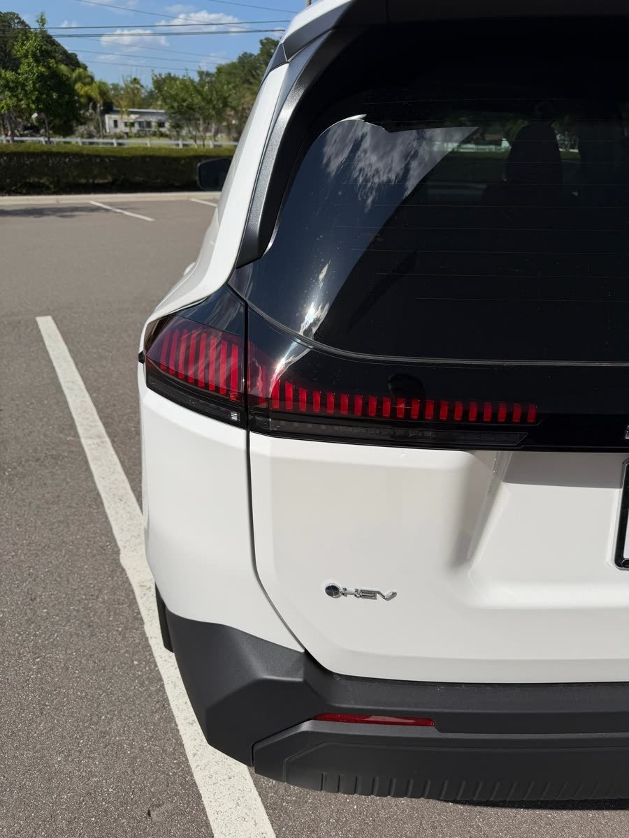 Toyota RAV4 LE Hybrid — photo 2 of 9