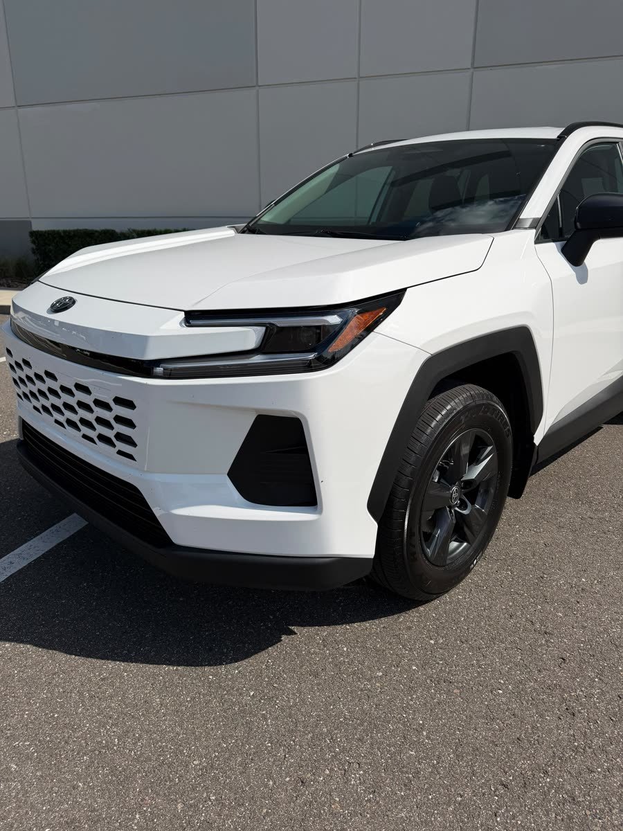 Toyota RAV4 LE Hybrid — photo 3 of 9