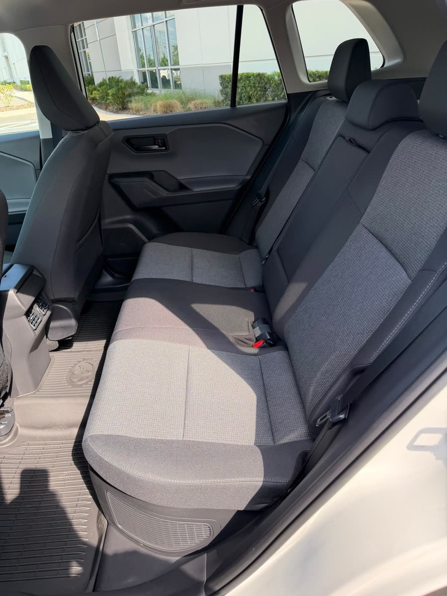Toyota RAV4 LE Hybrid — photo 4 of 9