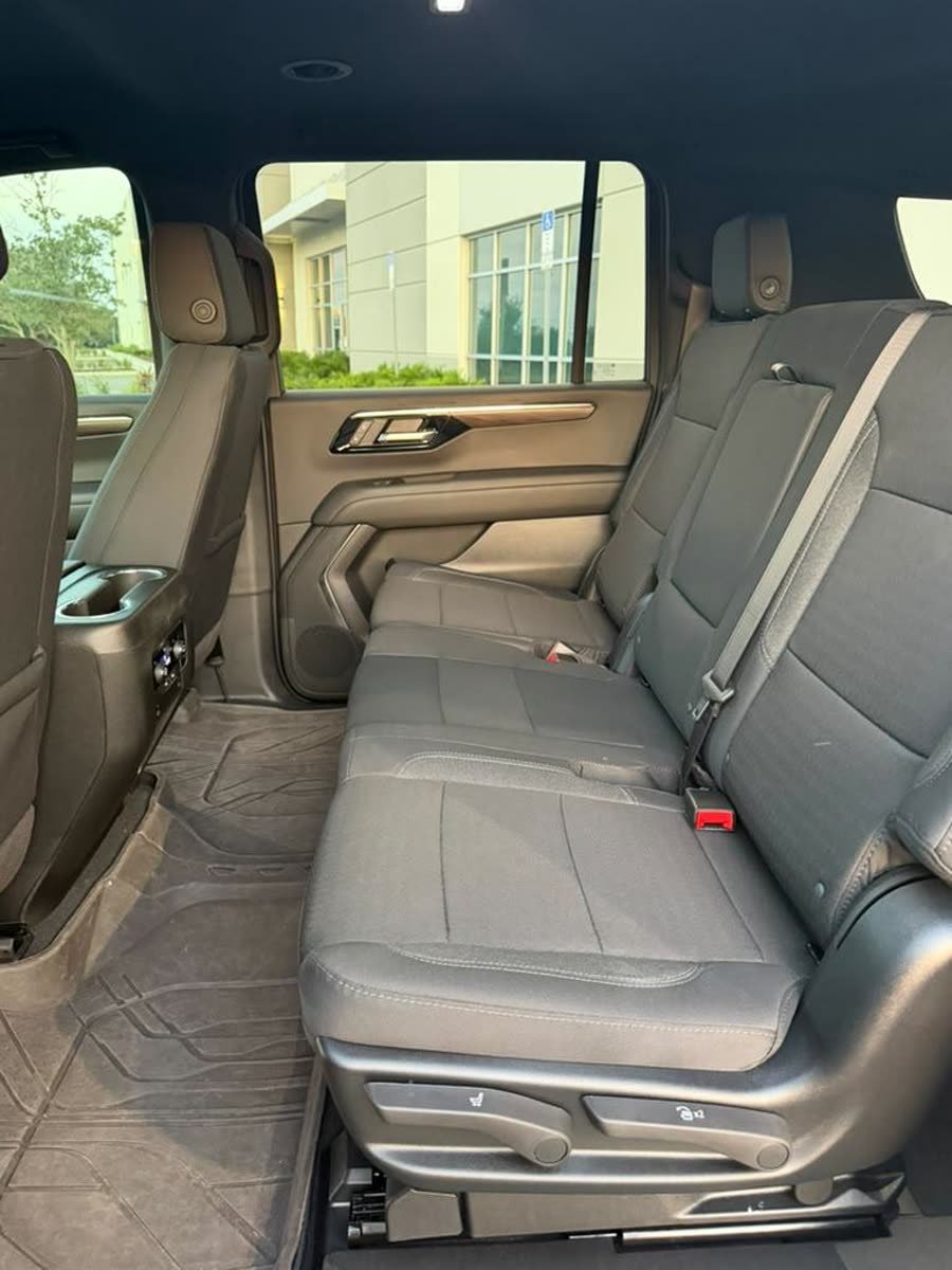 Chevrolet Suburban LS 2026/2027 — photo 6 of 11
