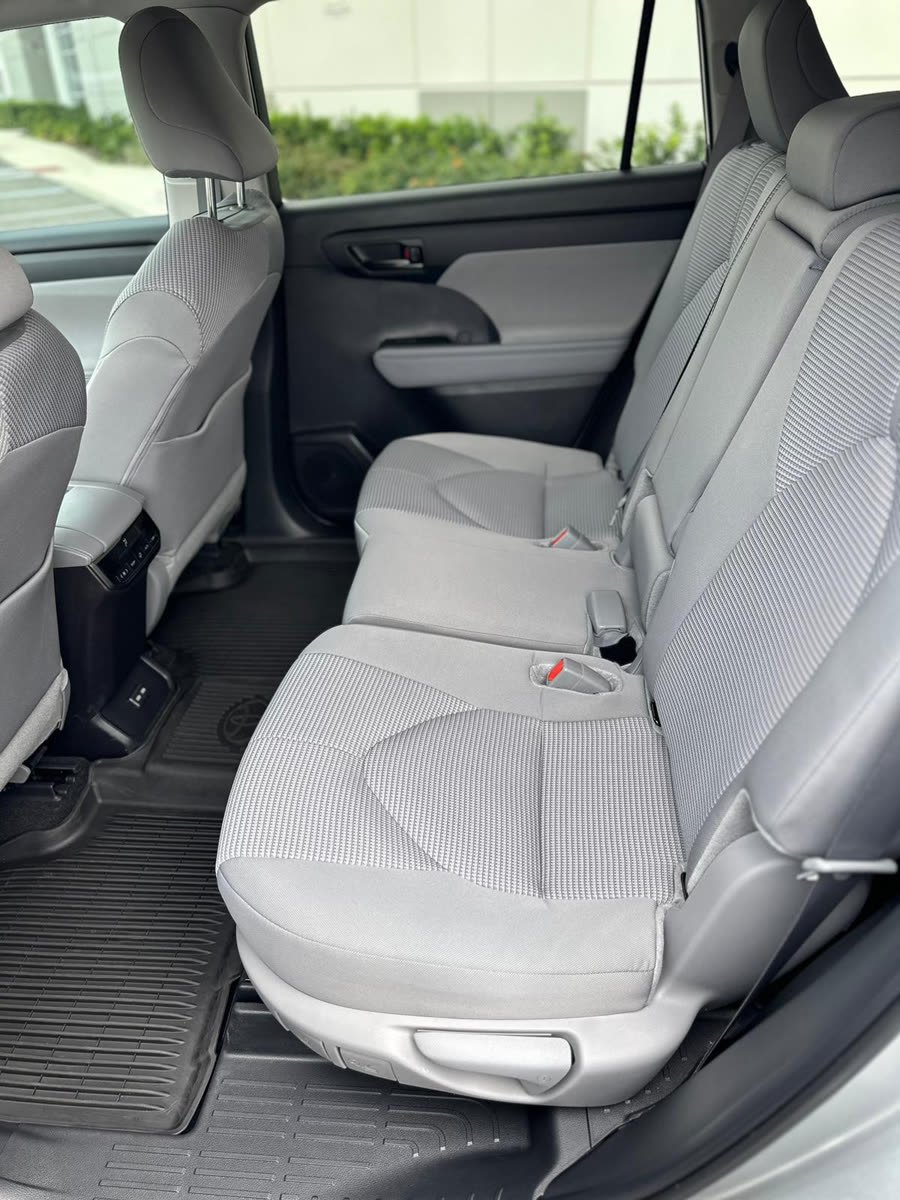 Toyota Highlander LE — photo 6 of 7