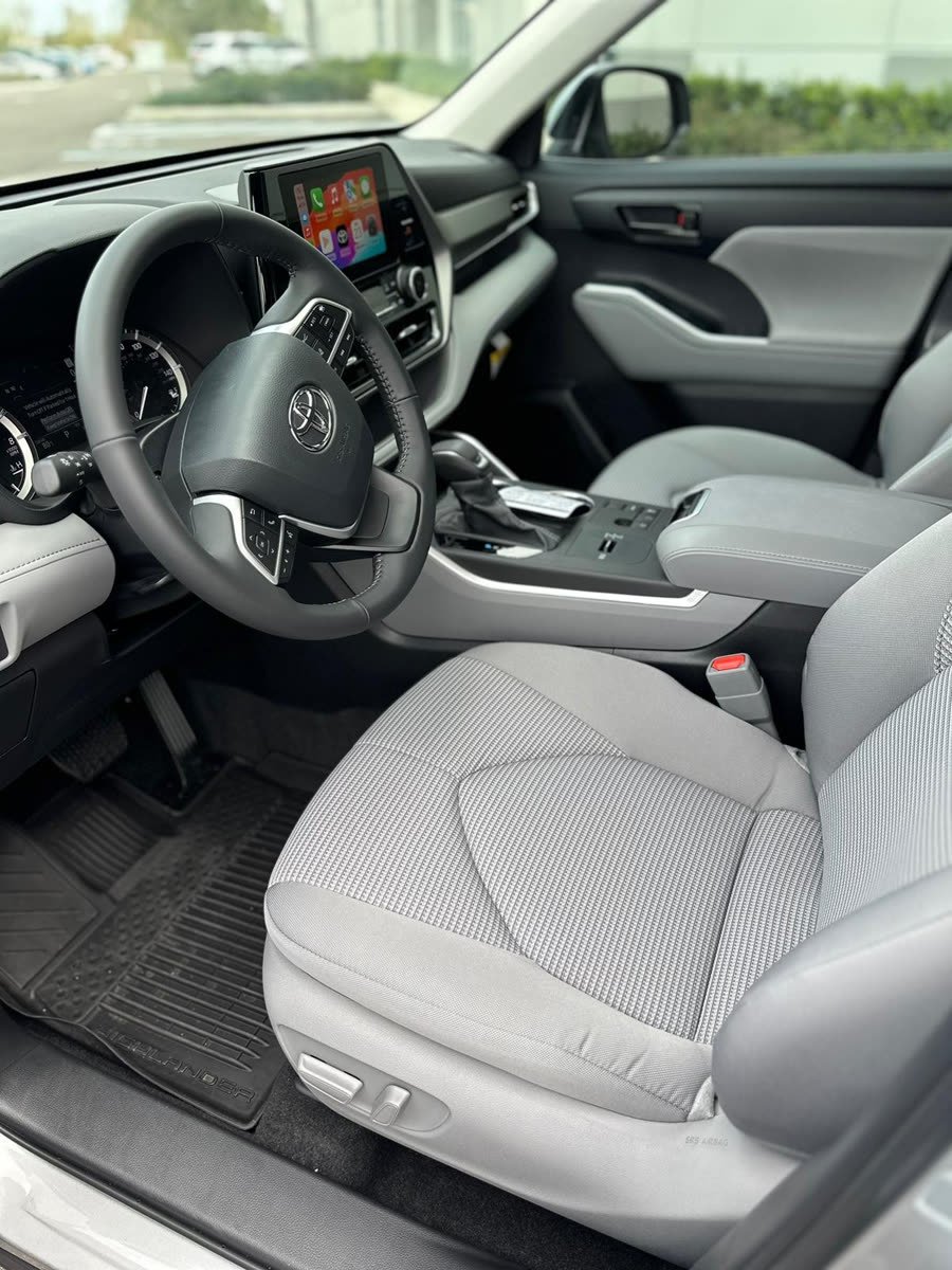 Toyota Highlander LE — photo 7 of 7