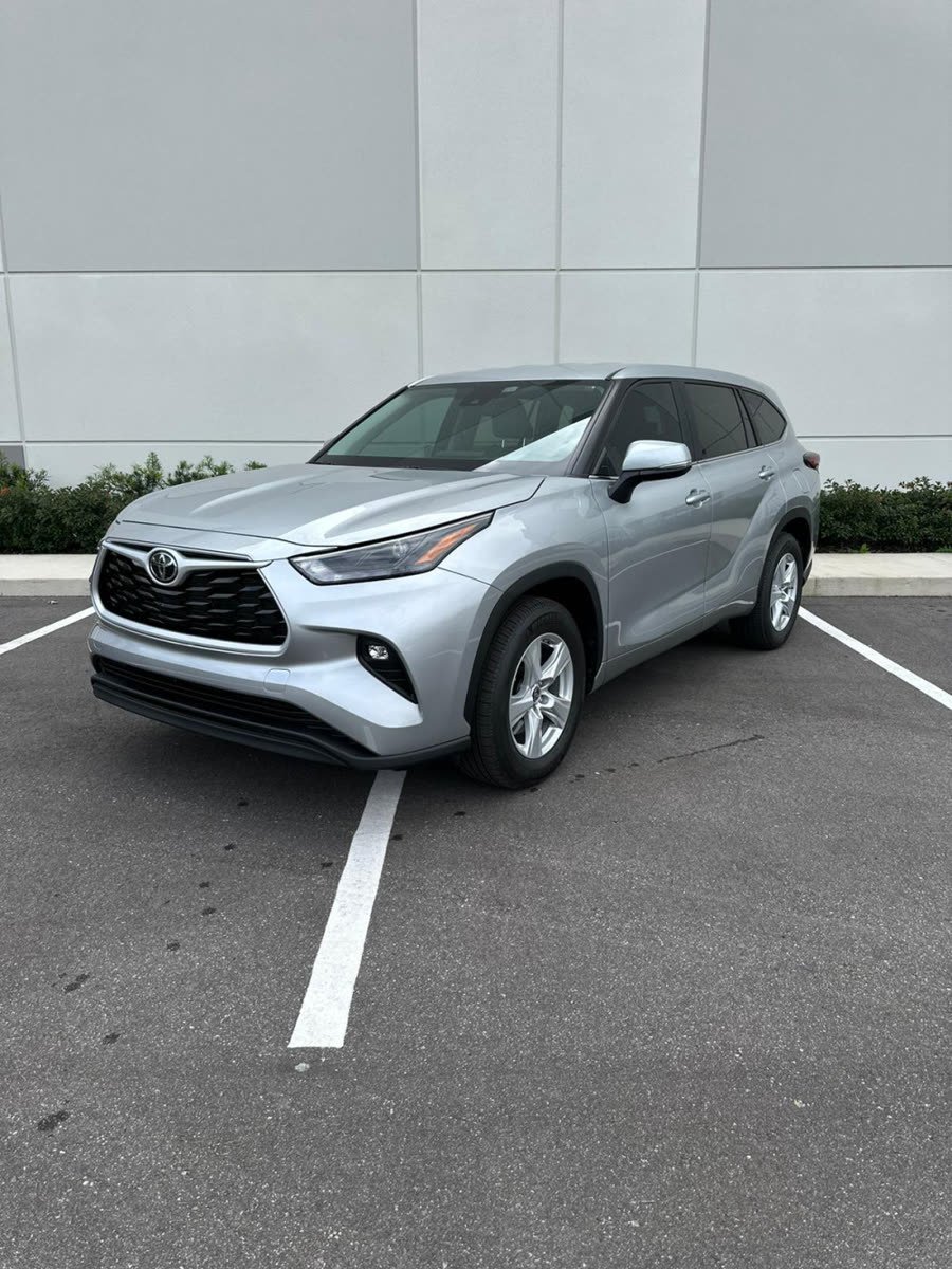 Toyota Highlander LE — photo 1 of 7