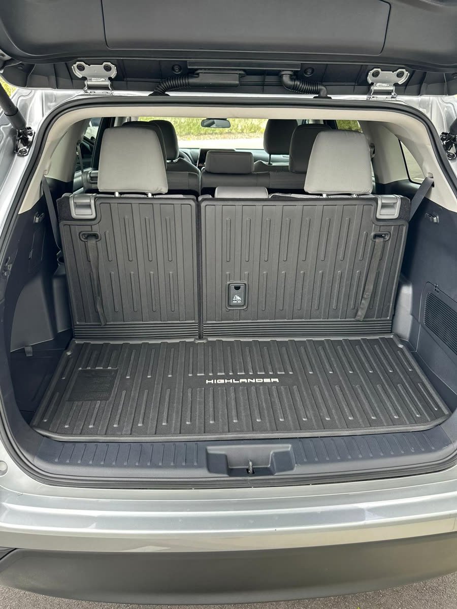 Toyota Highlander LE — photo 3 of 7