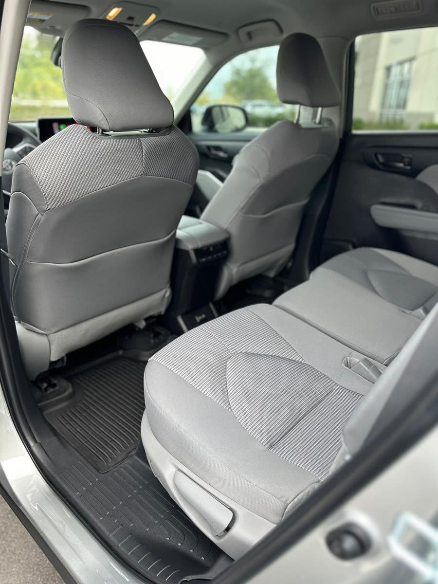 Toyota Highlander LE — photo 4 of 7