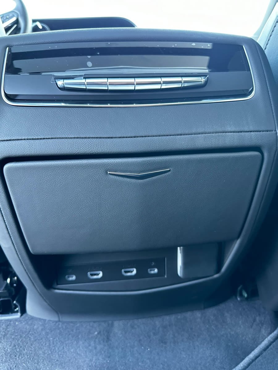 Cadillac Escalade ESV with screens — photo 8 of 13