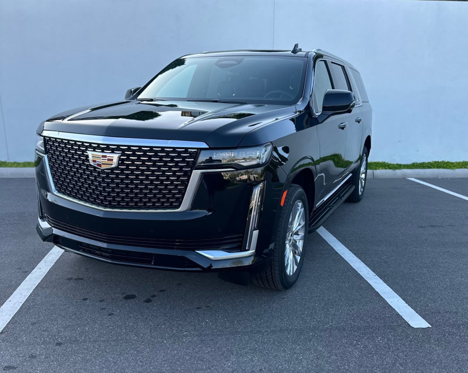 Cadillac Escalade ESV with screens — photo 1 of 13