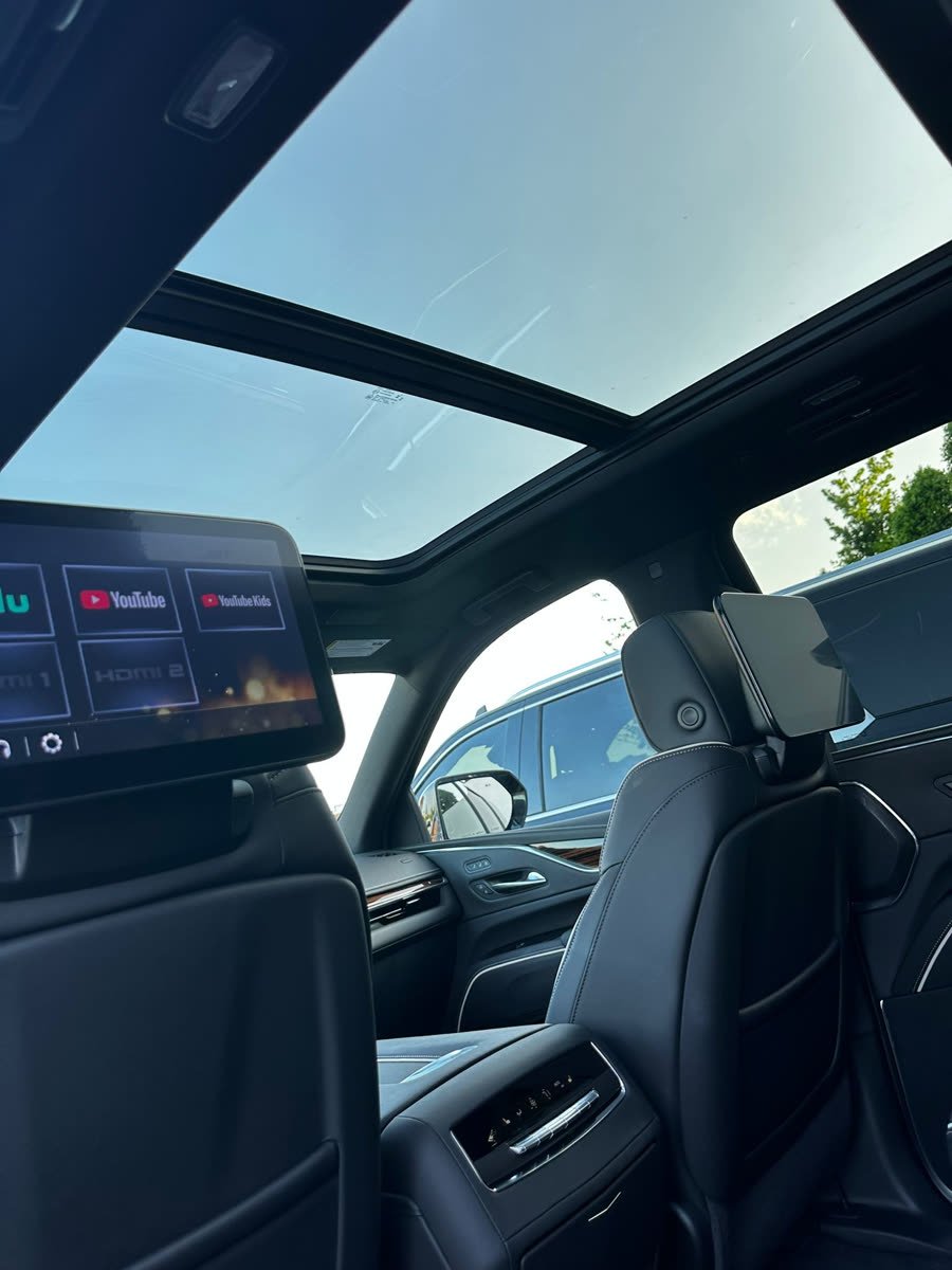 Cadillac Escalade ESV with screens — photo 2 of 13