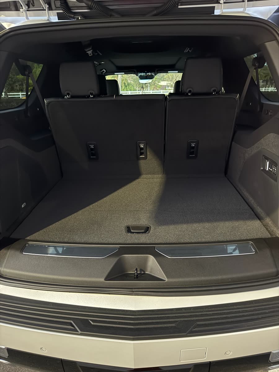 Cadillac Escalade ESV 2025 White — photo 8 of 14