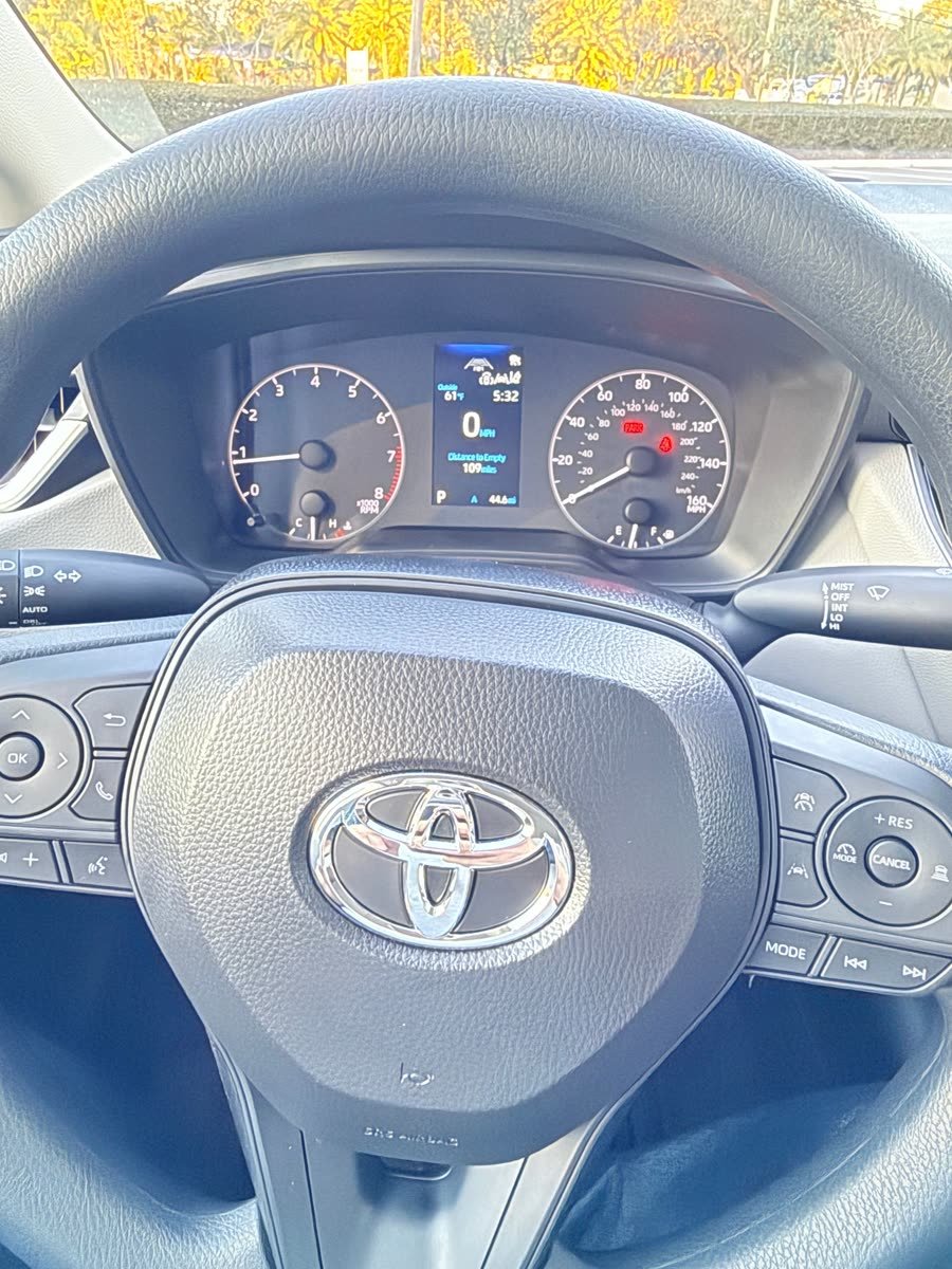 Toyota Corolla LE — photo 6 of 7