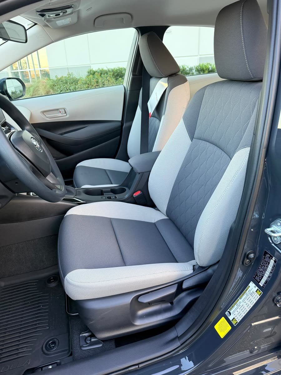 Toyota Corolla LE — photo 7 of 7