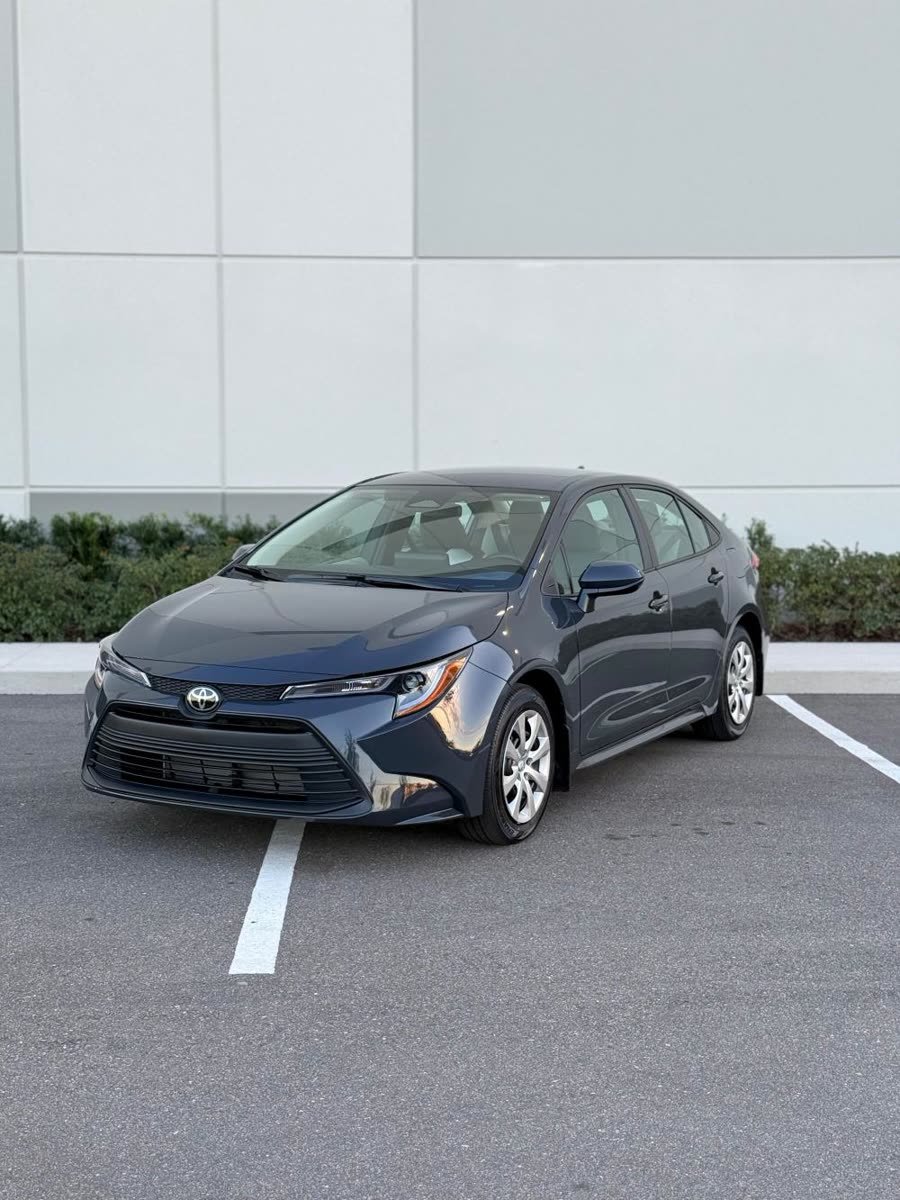 Toyota Corolla LE — photo 1 of 7