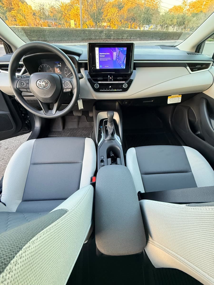 Toyota Corolla LE — photo 3 of 7