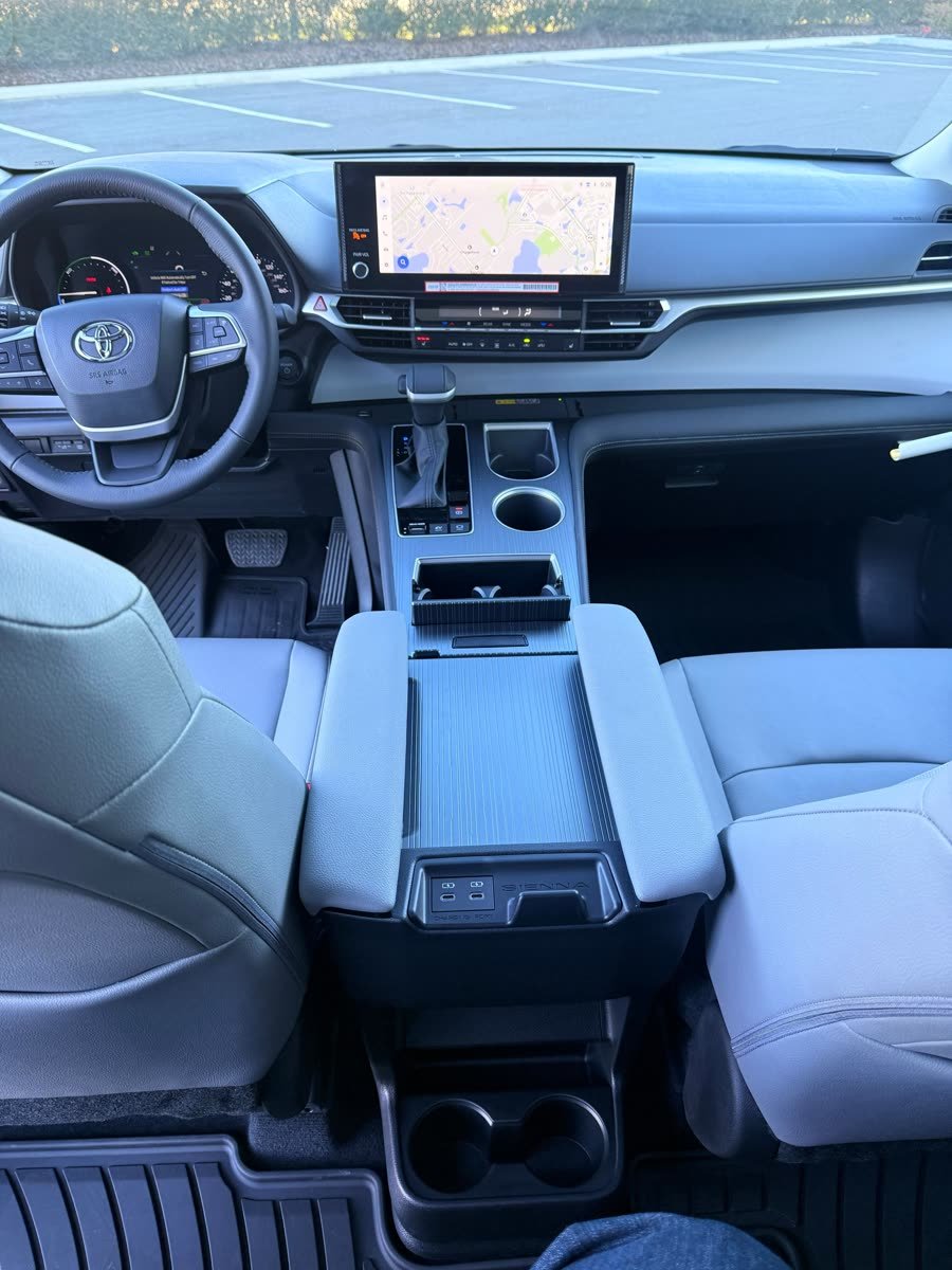 Toyota Sienna Hybrid XLE — photo 7 of 10