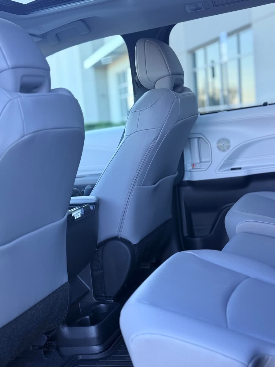 Toyota Sienna Hybrid XLE — photo 8 of 10