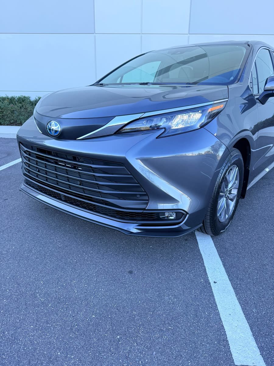 Toyota Sienna Hybrid XLE — photo 2 of 10
