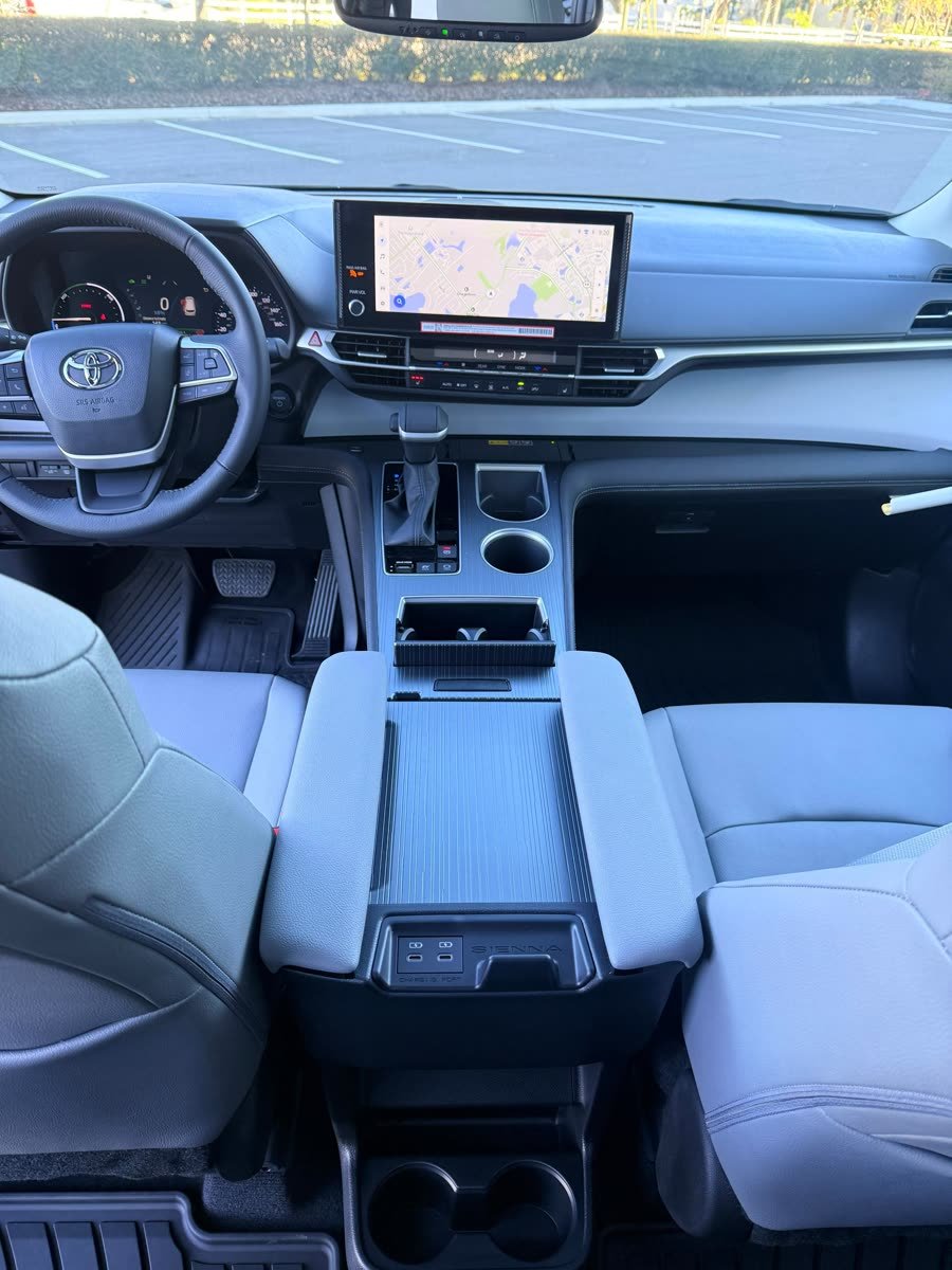Toyota Sienna Hybrid XLE — photo 3 of 10