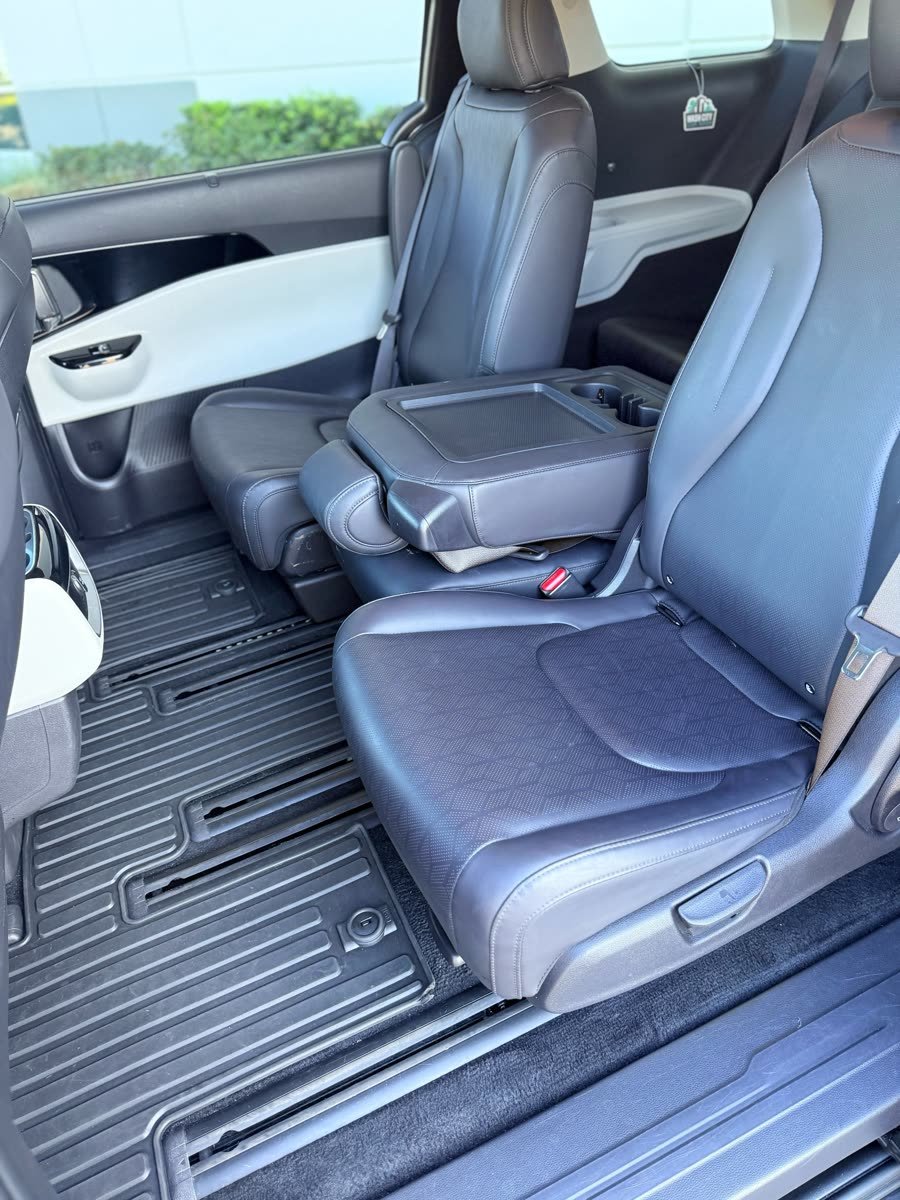 Kia Carnival White — photo 6 of 6