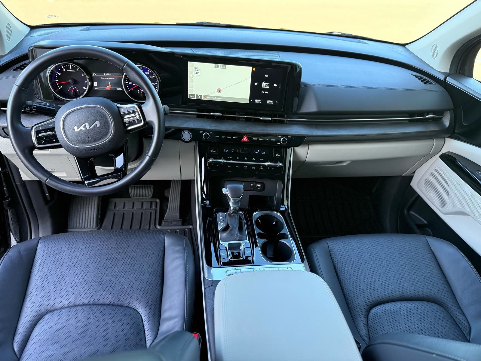 Kia Carnival White — photo 3 of 6